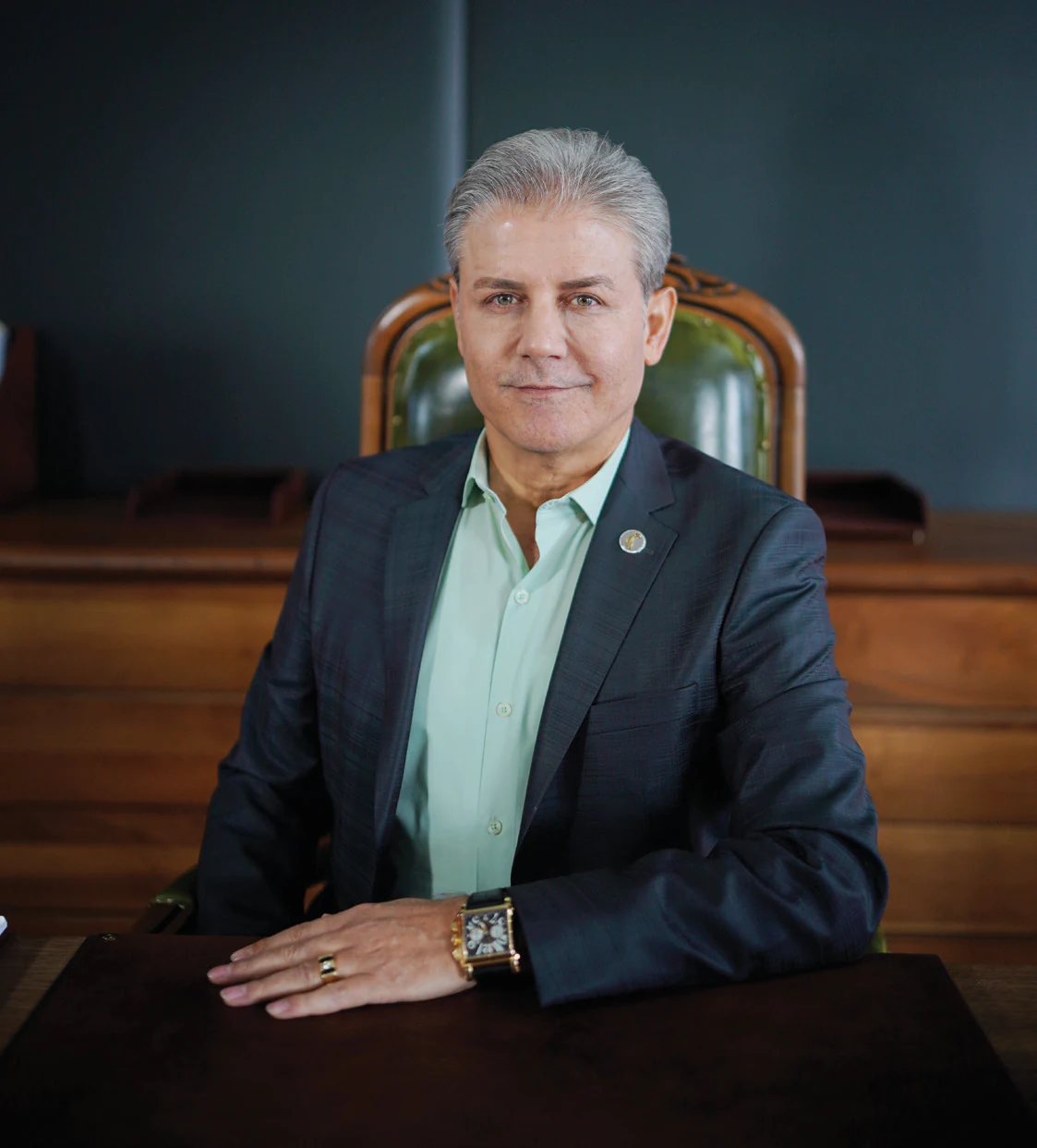 Ali Önal masa başında