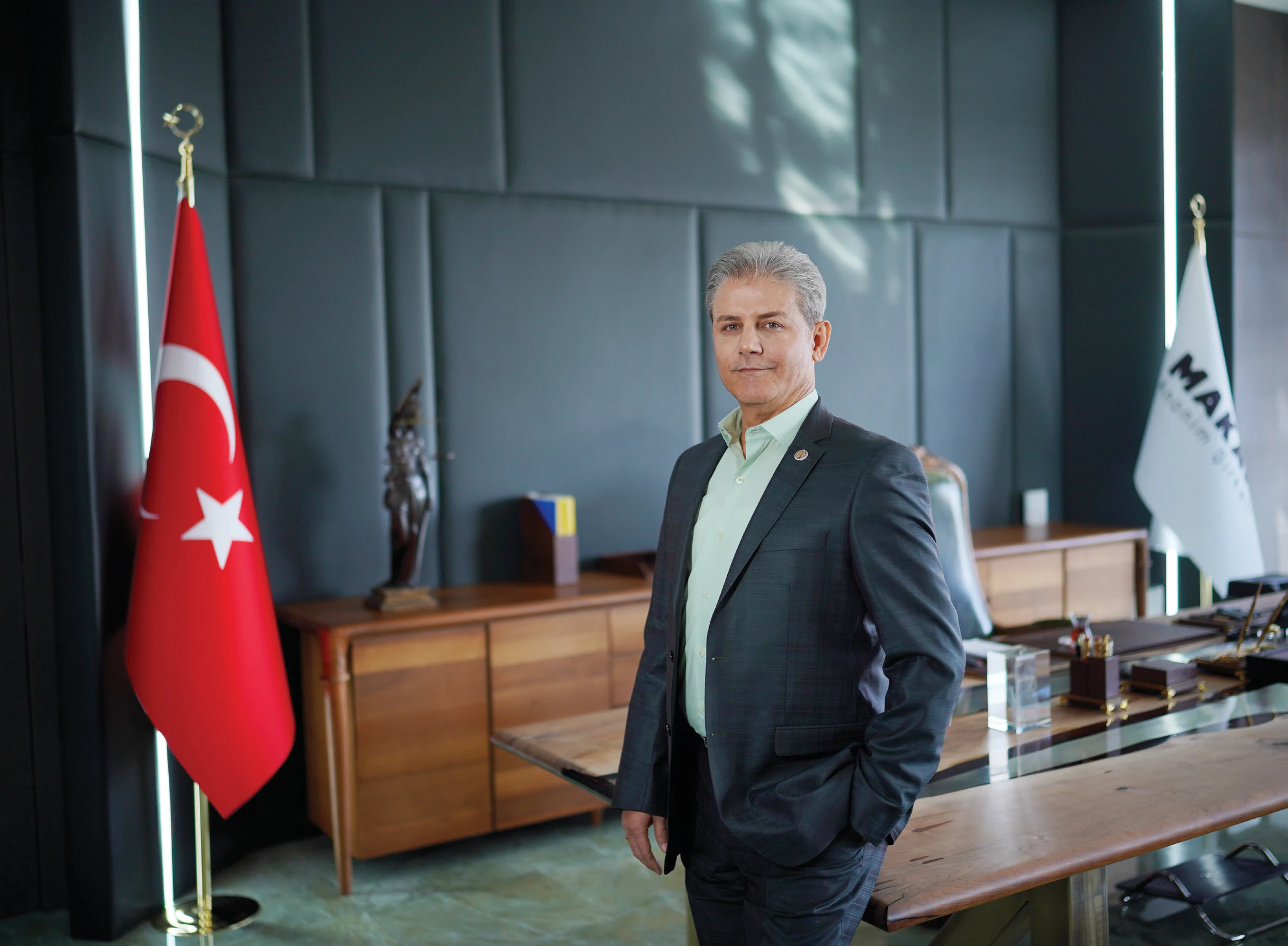 Ali Önal, makam odasında Türk bayrağı önünde