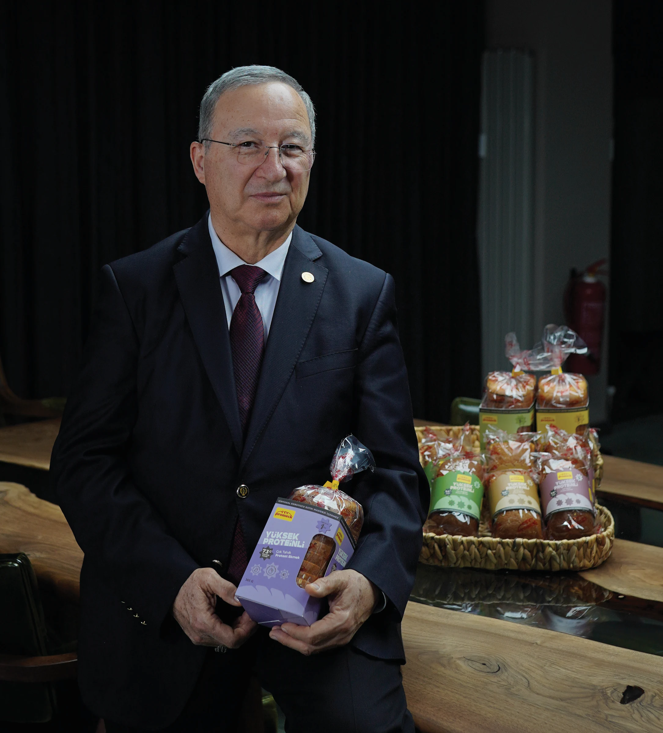 Prof. Dr. Nevzat Artık, elinde Promeck yüksek proteinli ekmek ile